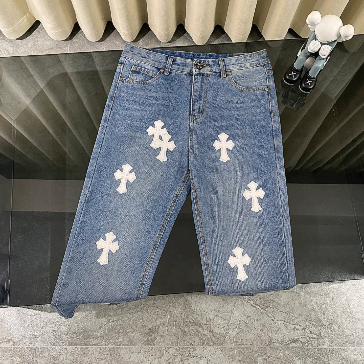 P240 chrome hearts 2025 classic white cross patchwork leather jeans vi Top heavy industry fashionable design] Consistent high street luxury style creation. Speaking of this style, the Zangyin family and GU family are definitely the leading representative brands. Especially the Zangyin family has really achieved a state-of-the-art effect in creating high street style. The unique washed material is used to create this style. The color system is quite eye-catching. After it is decorated with patchwork cross flowers, it cleverly highlights the charm of the brand. Secondly, this style uses classic The classic high-waist cutting design highlights the long legs and fashionable temperament of the upper body. The brand is highly recognizable and the slim fit configuration is more suitable for daily wear. It is a product that interprets personality, fashion, and specifications at a glance. This single product is enough to make any fan excited. It can be a white T-shirt for youthful preppy style, or a tight suspender for lady style. It has strong matching ability and can be easily controlled by men.  [Materials and craftsmanship] Needless to say, this point goes without saying. As an excellent craftsman brand, Zangyin’s requirements for details and craftsmanship are really perfect. The washed color of this model has gone through so many processes, not to mention the embellishment of denim appliques. It is also purely hand-made and sewn. Just like what they believe in, only hand-made things have soul and have the meaning of wear. A top-notch heavy-duty fashionable denim item, I look forward to your perfect interpretation! !  Size:28-36